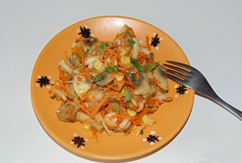 салат з маринованими грибами і корейською морквою