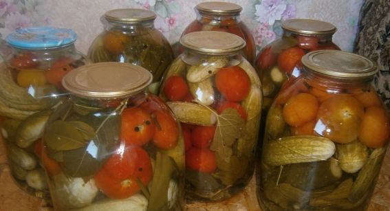 Рецепт асорті: огірки і помідори мариновані на зиму