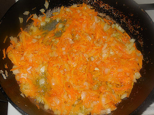 тушкуємо цибулю з морквою