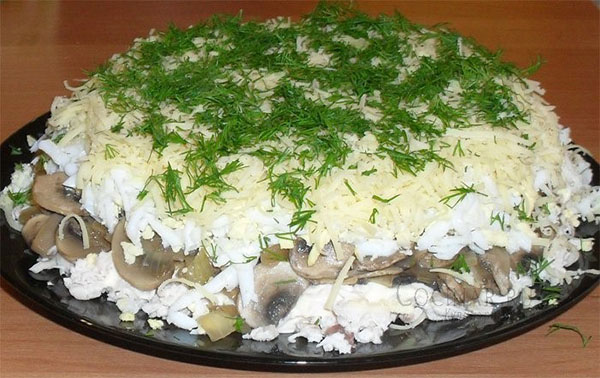 салат зі смаженими грибами і куркою
