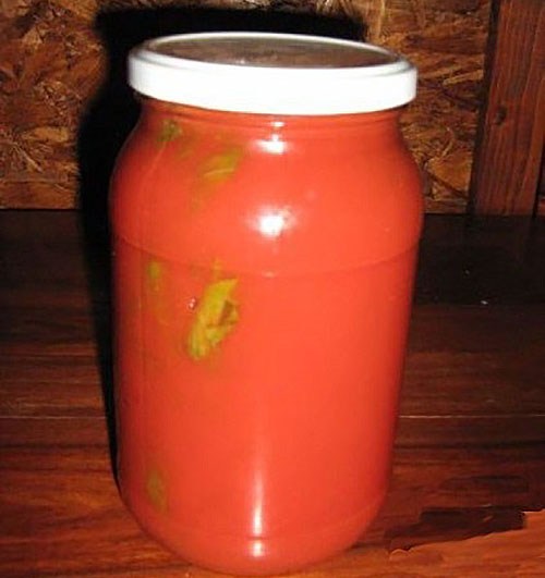 виноградне листя в томатному соку