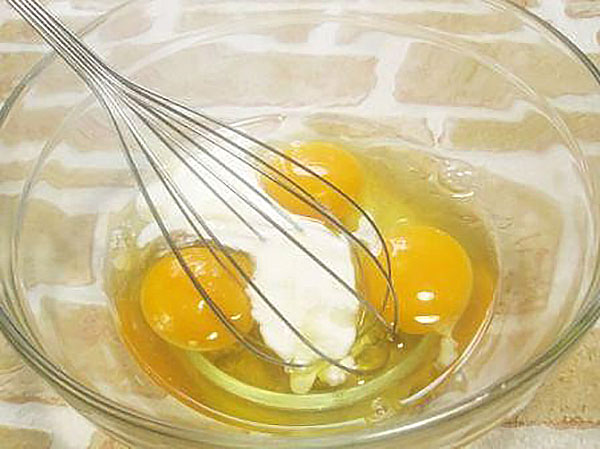 збити яйця зі сметаною