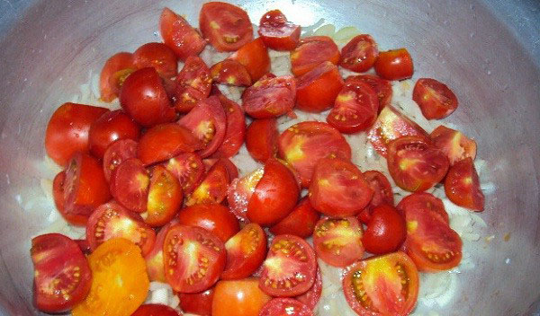 нарізати великими шматками помідори