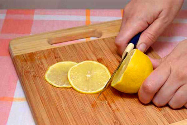 лимон нарізати видаляючи кісточки