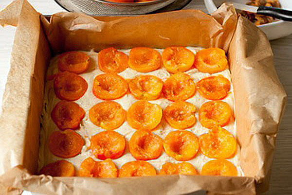 викласти в форму рідке тісто і розморожені абрикоси