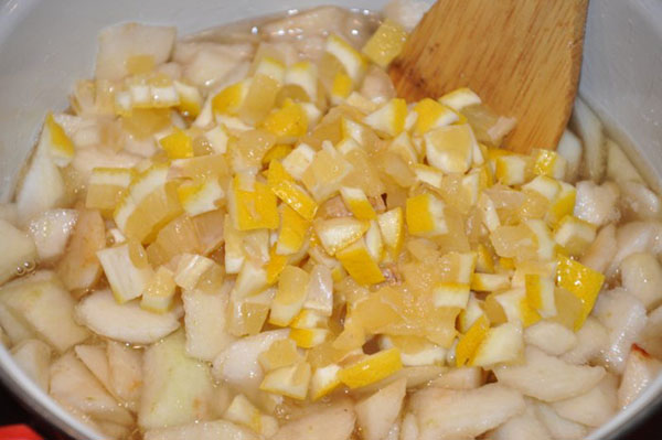 процес варіння варення з груш