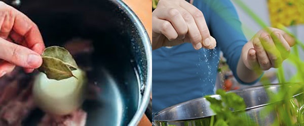 додати до м'яса цибулину і спеції