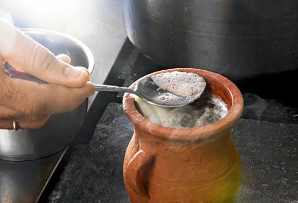 варити суп в горщику