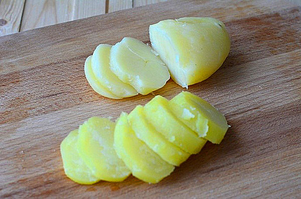 нарізати картоплю кружечками