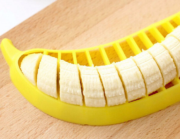 нарізаємо банан рівно і красиво