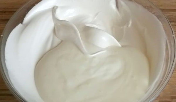 збиваємо сметану з цукровою пудрою