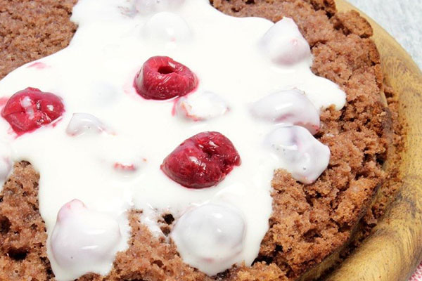 на корж викладаємо вишню і змащуємо сметаною