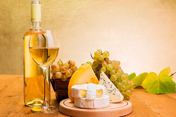 вино з березового соку подають в келихах для білого вина