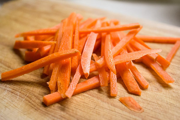нарізати моркву
