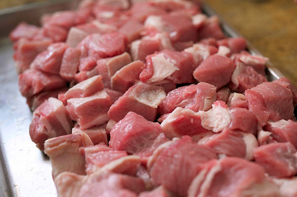 нарізати порційними шматочками м'ясо