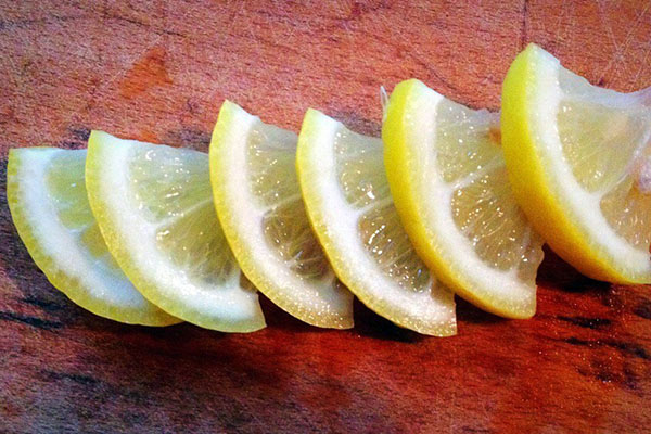 нарізати лимон