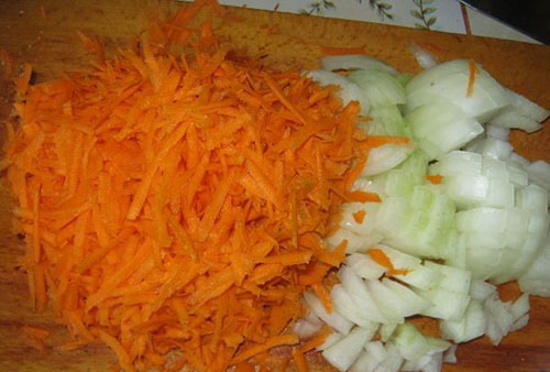 нашаткувати моркву і цибулю