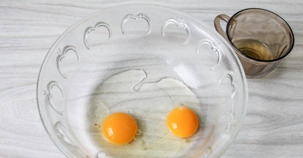розбити яйця в миску