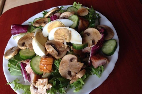 простий салат з курки і грибів
