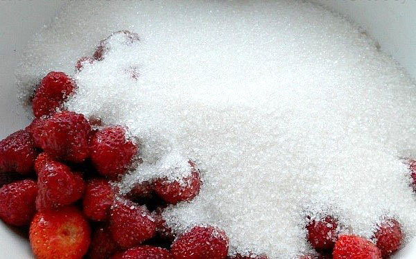 перебрані ягоди засипати цукром