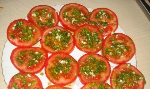 Швидкі мариновані помідори з часником і зеленню